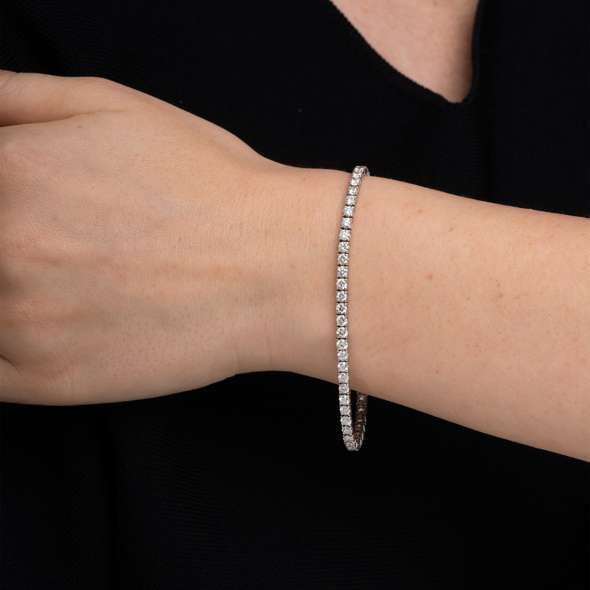 Tennis bracelet size guide: how to find the right fit